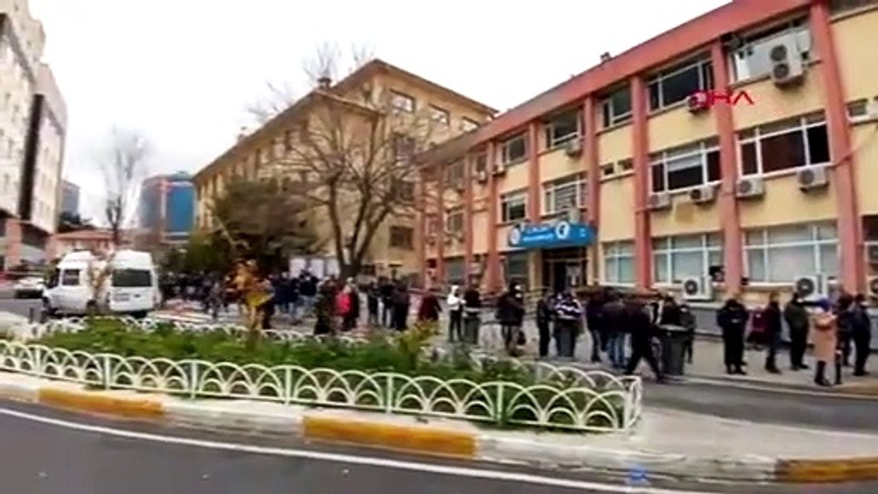 İstanbul'da hastane önünde koronavirüs testi kuyruğu