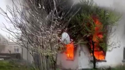 Düzce'de çıkan yangında 2 katlı evde hasar oluştu