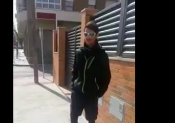 Ciudadano pasea a un 'perro invisible'