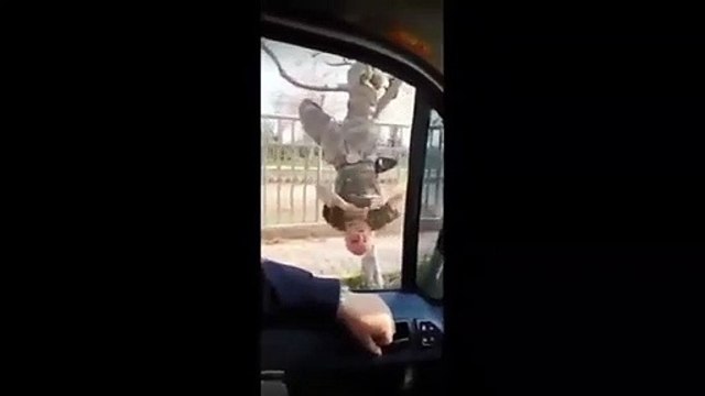 Görenleri şaşkına çeviren manzara: Kamuflaj giyen dede ağaçtan baş aşağı sallanıp komando marşı söyledi