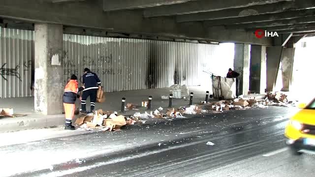 Unkapanı Köprüsü'nde trafiği kitleyen kaza...Kamyonet üst geçide çarptı