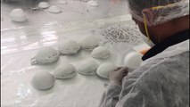 مراحل إنتاج الكمامات في مصنع الإنتاج الحربي