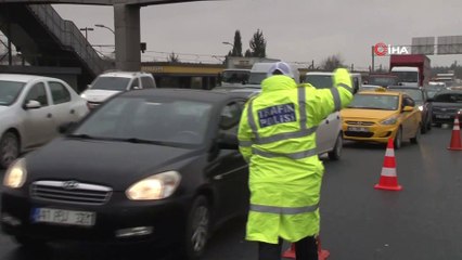 Yolun karşısına geçmeye çalışan bir kişiye otomobil çarptı