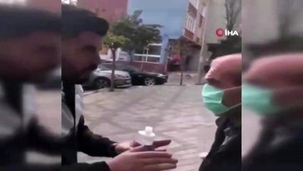Yaşlı adamı zorla durdurdular, maske takıp başına kolonya döktüler