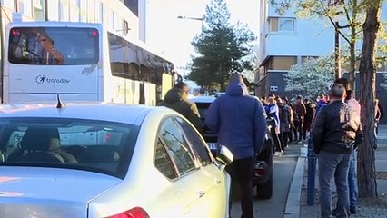 Evacúan campamento de migrantes en París para evitar contagios por coronavirus