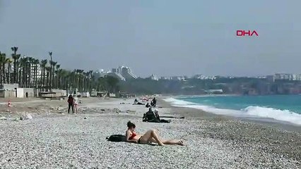 Antalyalılar ‘evde kal’ çağrısına uydu, turistler denize girdi