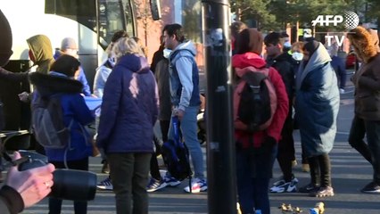 Evacúan campamento de migrantes en París para evitar contagios por coronavirus