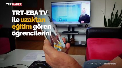 Öğrencilerini tek tek görüntülü arayarak yoklama alıyor