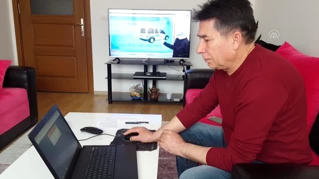 İlkokul öğretmeni, koronavirüs nedeniyle uzaktan eğitim gören öğrencilerini görüntülü arayarak yoklama alıyor