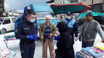Pazar yerinde gezen 65 yaş üstü vatandaşlar polis tarafından alınıp evlerine bırakıldı