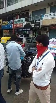 इटावा: एनजीओ टीम ने राह चलते लोगों के सैनिटाइजर से धुलवाए हाथ