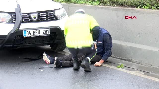 İSTANBUL-BAYRAMPAŞA'DA SAĞLIK EKİPLERİ MASKE TAKARAK, YARALIYA MÜDAHALE ETTİ