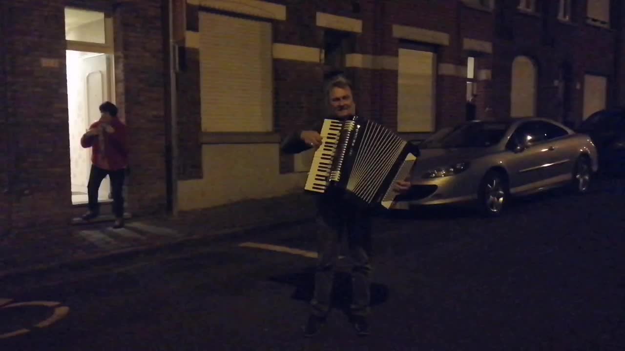 Mouscron: chaque soir, à 20 heures, Walter fait de l'accordéon dans la rue Mattéotti