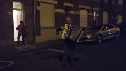 Mouscron: chaque soir, à 20 heures, Walter fait de l'accordéon dans la rue Mattéotti