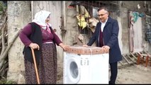 Yaşlı kadının Vefa Hattı'ndan yaptığı çamaşır makinesi isteğini bizzat Vali yerine getirdi