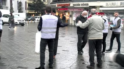 SOSYAL MEDYADA GÜNDEM OLAN İŞ ADAMI TAKSİM'DE 5 BİN MASKE DAĞITTI