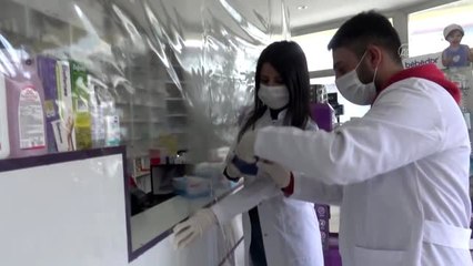 Eczacıdan şeffaf branda ile koronavirüs önlemi