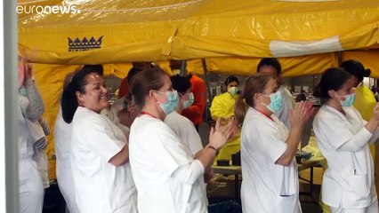 Mediziner entlassen geheilten Coronavirus-Patienten mit Applaus