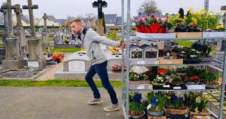 Ce fleuriste fleurit les tombes de sa commune avec les fleurs qu'il ne peut plus vendre