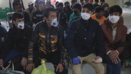 El regreso de refugiados afganos de Irán dispara la alarma contra el COVID-19