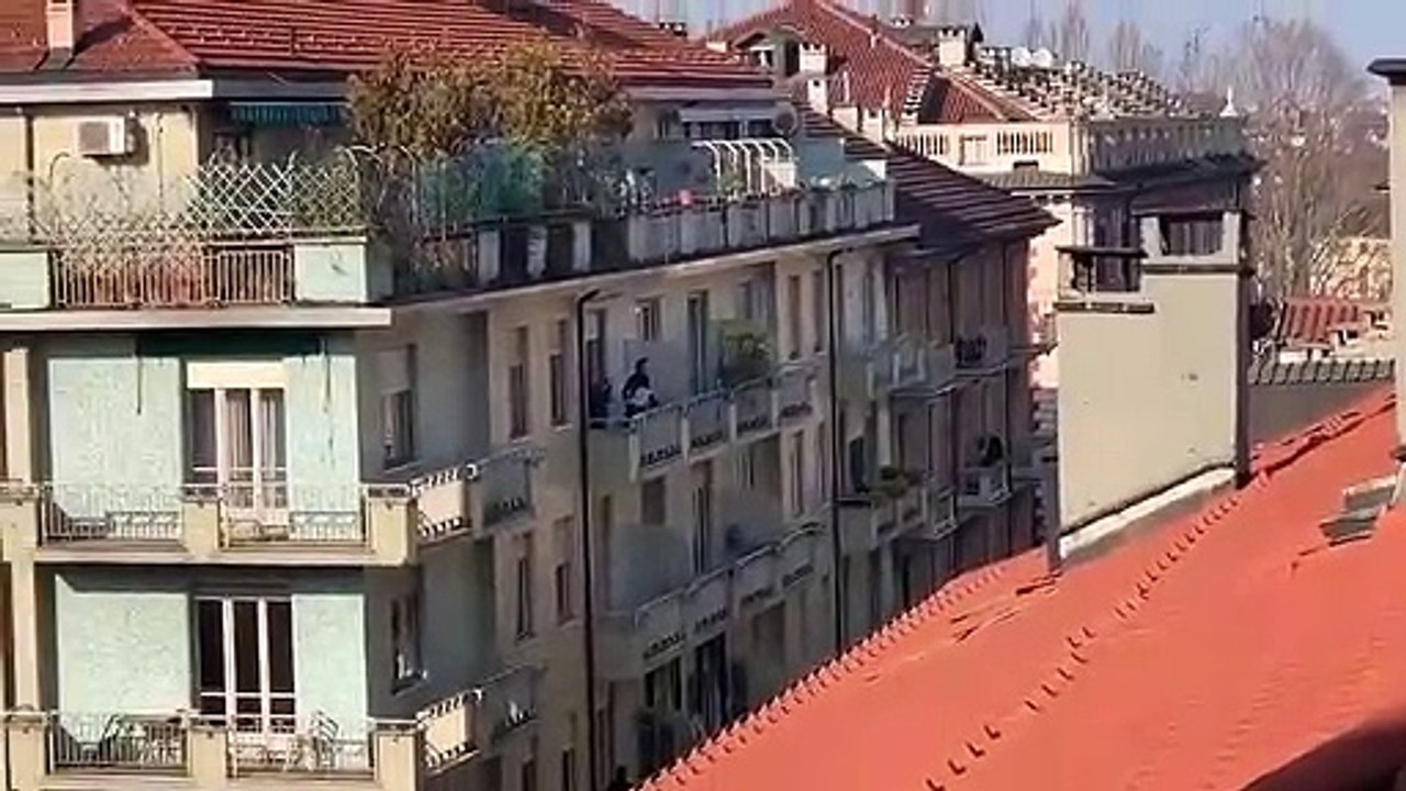 Chanteuse d'Opéra, elle chante du balcon en confinement !