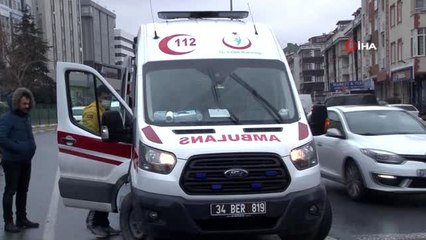 Park halindeki otomobillere çarpan araç takla attı