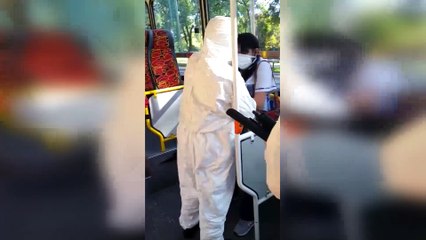 Una mujer con síntomas de #coronavirus se atrincheró en un colectivo en Recoleta