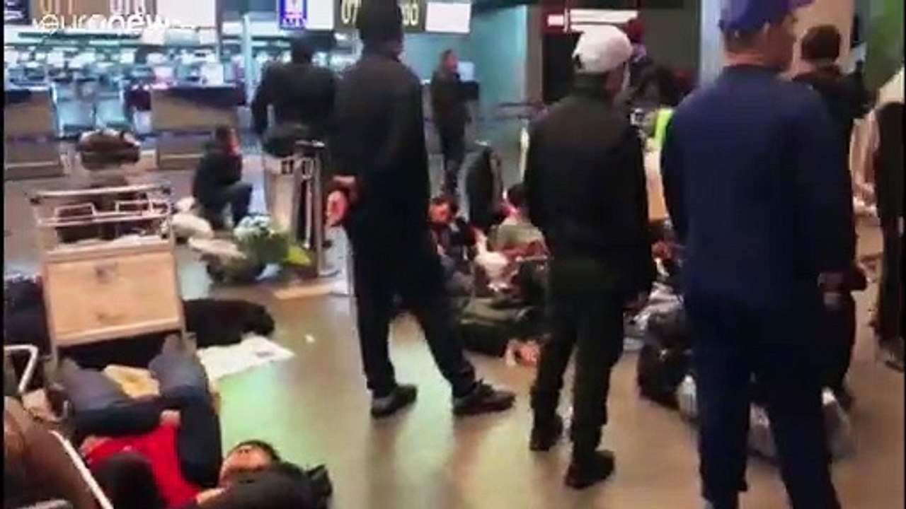 Hunderte gestrandete auf den moskauer flughäfen: "alle starren uns an"