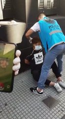 Un hombre de origen asiático jugaba Pokemon Go en las calles de San Telmo y fue detenido