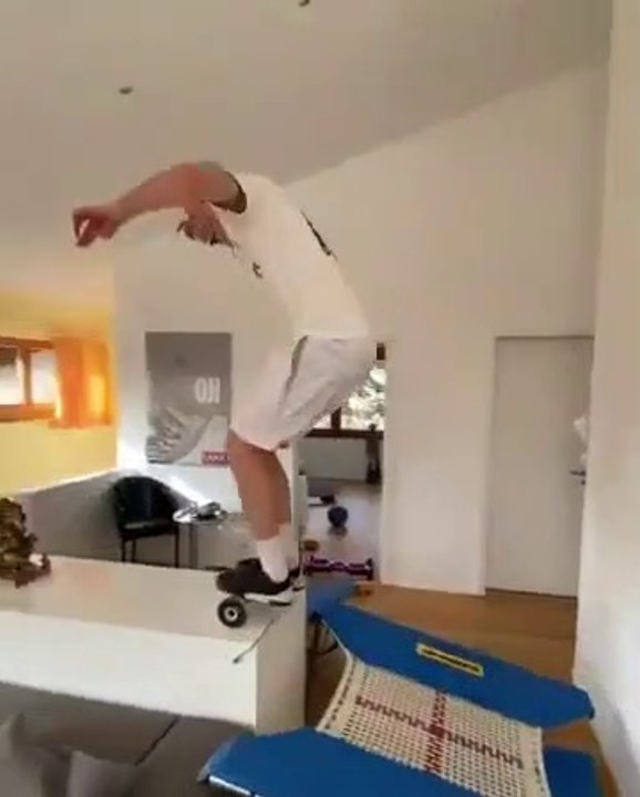 Ce skieur acrobatique suisse s’entraîne dans son salon pendant le confinement