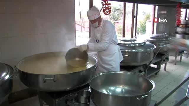 Üsküdar'da yaşlı ve kronik hastalara dev kazanlarda pişirilen yemekler dağıtılıyor