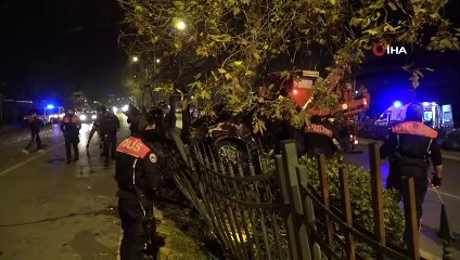 Refüjdeki ağaca çarpan otomobil hurdaya döndü: 1 ölü