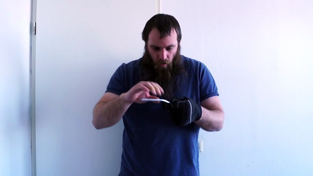 Bending a 0.6x18cm nail with a glove and barehanded