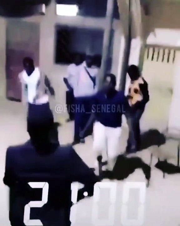 À 21h, ces jeunes chantent et dansent dans la rue : "Ragalou Niou Policier"