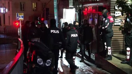 Beyoğlu'nda yasağa uymayan iki derneğe baskın: 20 gözaltı