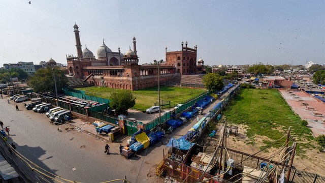 Coronavirus: Total lockdown in India after spurt in cases