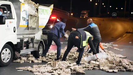 İzmir'de tır alt geçide sıkıştı