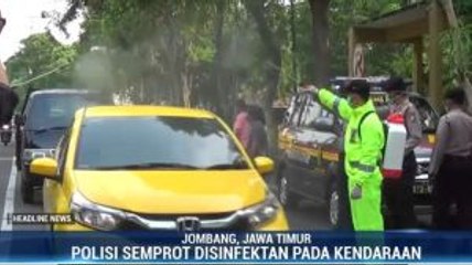 Polisi Semprot Disinfektan di Jalan Raya Jombang