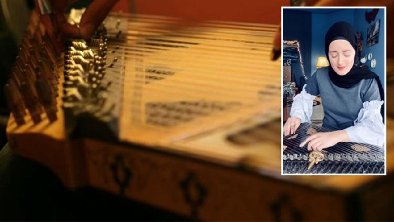 Kanun sanatçısı İzmir Marşı ve İstiklal Marşı'nı kanunla çaldı