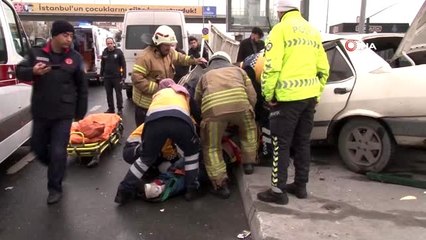Islak zeminde kontrolden çıkan araç hurdaya döndü: 3 yaralı