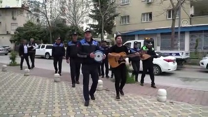 بالموسيقى والغناء.. الشرطة التركية تحث المواطنين على البقاء بمنازلهم