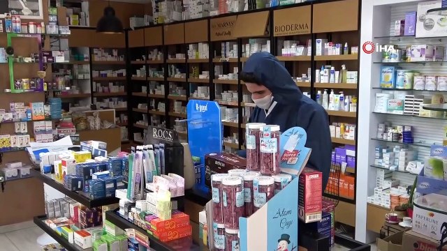 Eczanede özel kıyafetli ve güvenlik şeritli korona önlemi