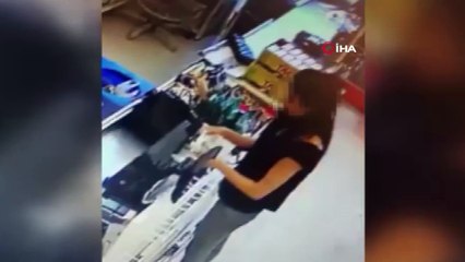 Sahte parayla aldığı cep telefonunu bayiye satan kadın kamerada