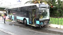 Fatih'te kontrolden çıkan otobüs tramvay yoluna girdi: Seferler durdu