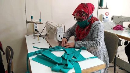 Gönüllü olarak maske ve ameliyat önlüğü dikiyorlar