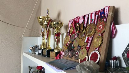 Kick boks şampiyonu Ayşe Turan köyünde odun kırarak form tutuyor - BİLECİK