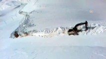 Kar kalınlığının 10 metreyi bulduğu bölgede ekiplerin zorlu mesaisi - HAKKARİ