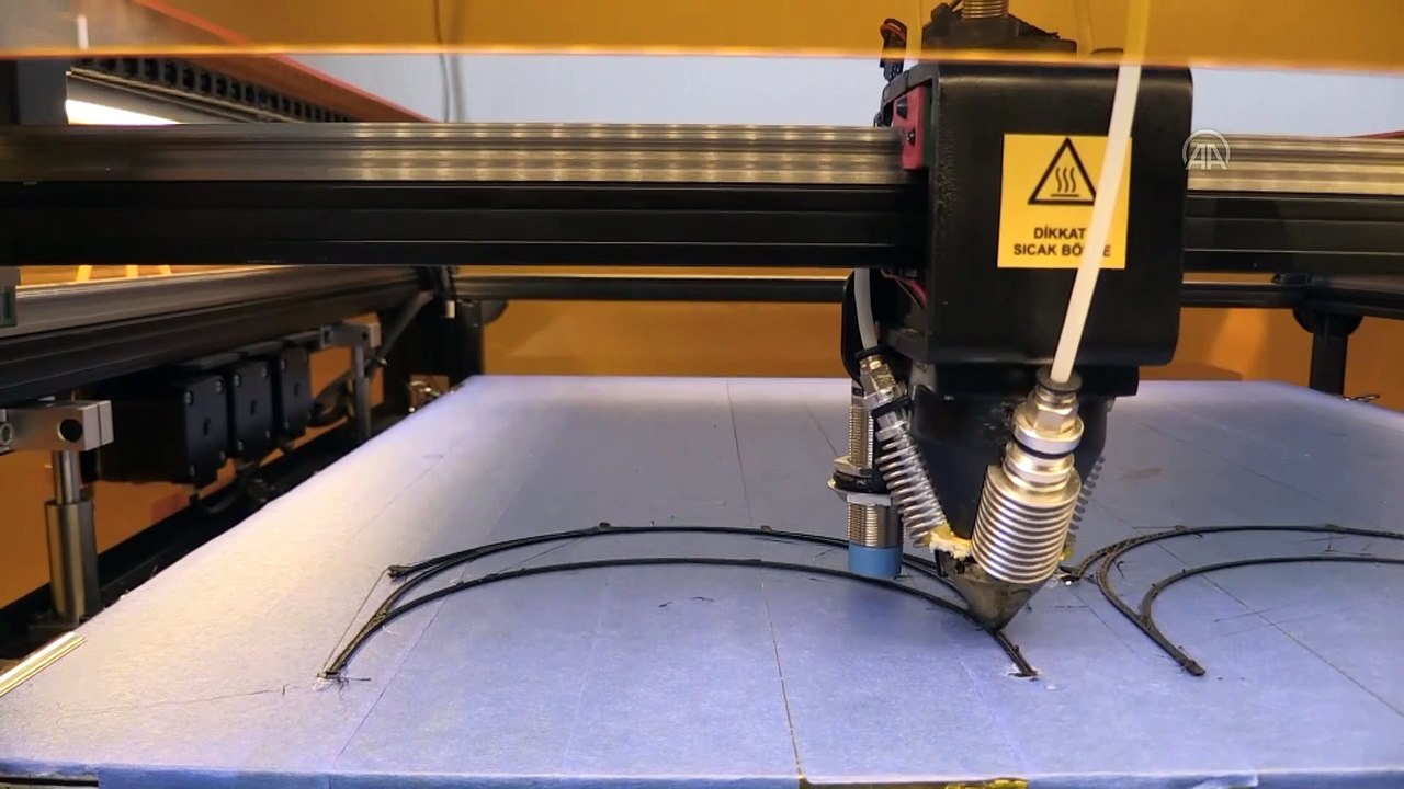 Nevşehir Hacı Bektaş Veli Üniversitesinde 3D yazıcıyla yüz siperliği üretimi başladı - NEVŞEHİR