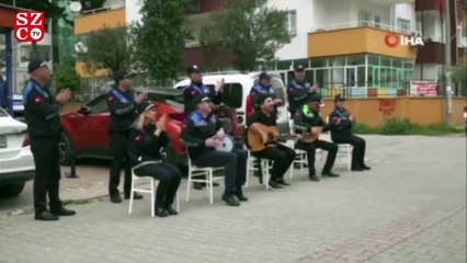 Zabıtadan evden çıkamayanlara müzikli moral