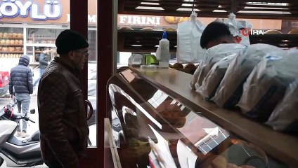 Korona virüsü sebebiyle işsiz kalan kişilere ücretsiz ekmek veriyor